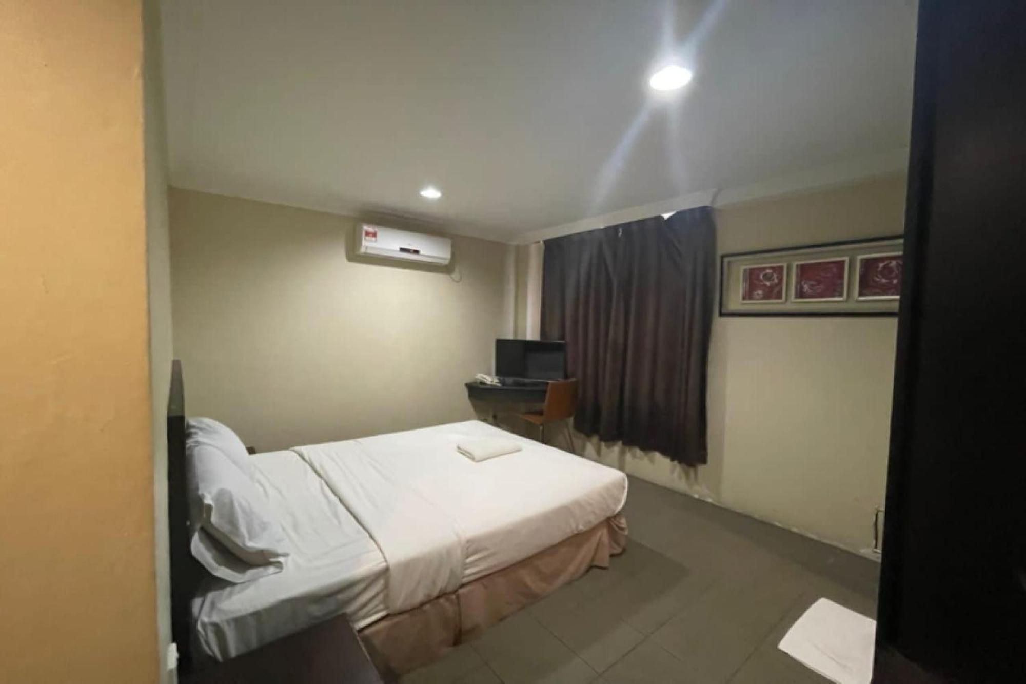Oyo 90411 Perdana Hotel Labuan Eksteriør billede